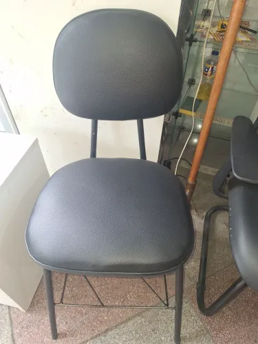 Cadeira fixa em ótimo estado.