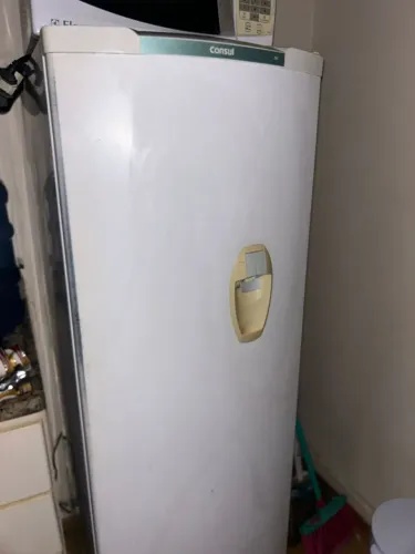 Geladeira Consul 280L  com dispenser de água na porta