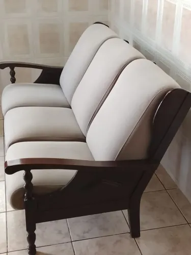 Kit sofás madeira canela preta um de três lugares e dois individuais