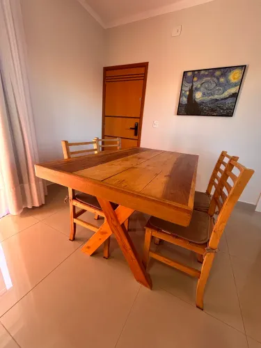 Mesa com cadeiras em Madeira Maciça 