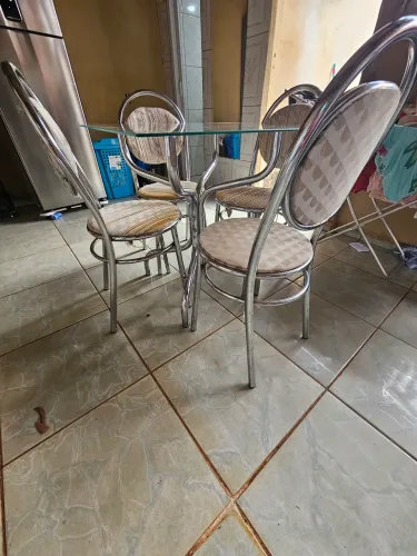 Conjunto de mesa 4 cadeiras.