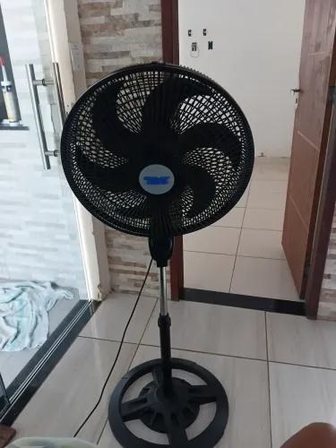 Ventilador semi novo de pé