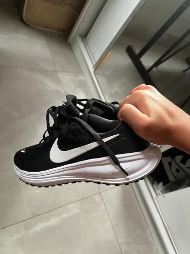 TÊNIS NIKE REVOLUTION 