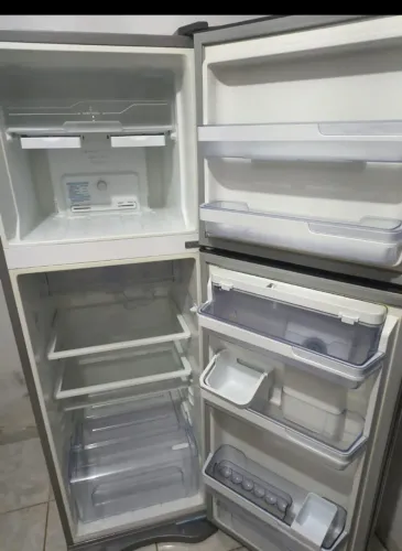 Geladeira Frost Free com Dispenser de água na porta