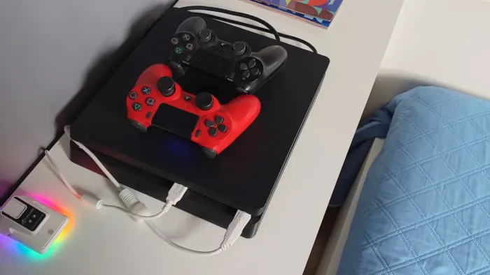 Vendo PS4 com controle vermelho mais 4 jogos