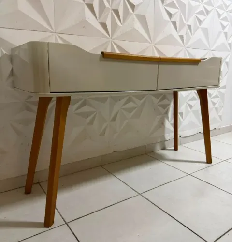 Aparador em MDF e Madeira