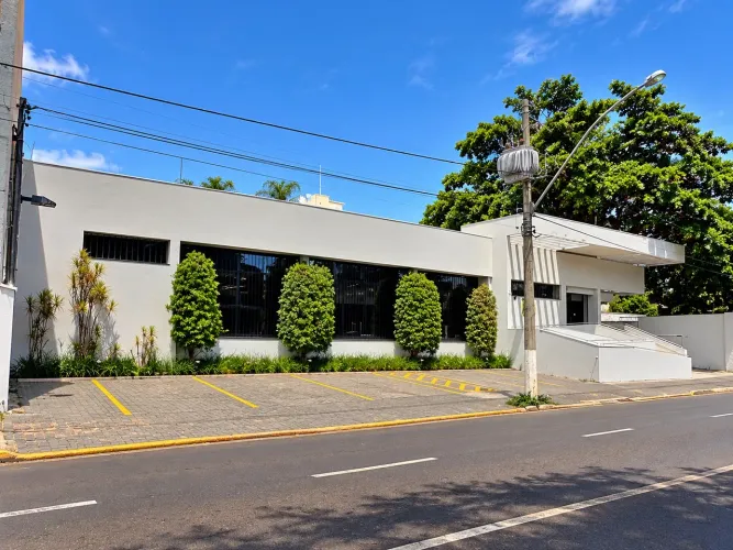 Imóvel comercial com 35m frente e 18 vagas