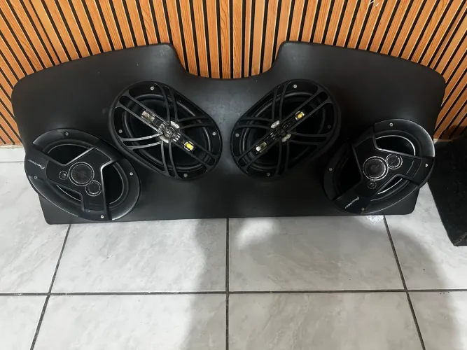 Vendo som de carro