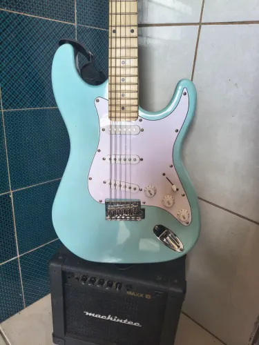 Guitarra Waldman com amplificador