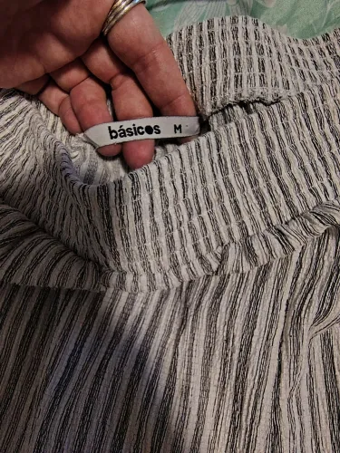 Calça feminina listrada branca e cinza, marca básicos. veste do M ao GG