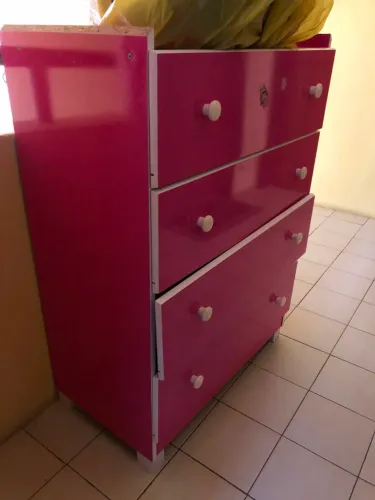 Gaveteiro bem usado, umas das gavetas tá com problema ( fácil de resolver)