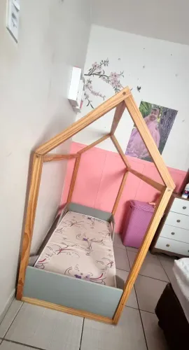 Cama montessoriana infantil