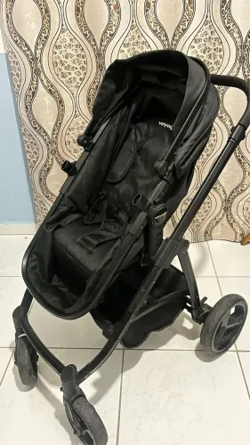 Carrinho de bebê Moisés com bebê conforto
