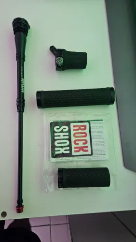 Kit Cartucho RockShox Charger Race Day + Trava Guidão TwistLoc + Manoplas