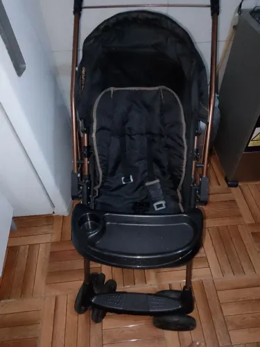 Carrinho de bebê usado poucas vezes 