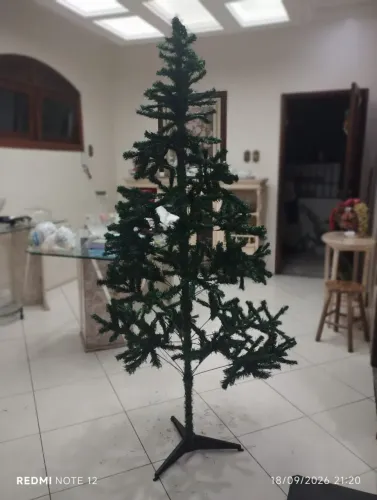 Vendo árvore de Natal tam. 1,80 m em ótimo estado