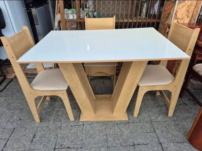 Mesa com 4 cadeiras em promoção