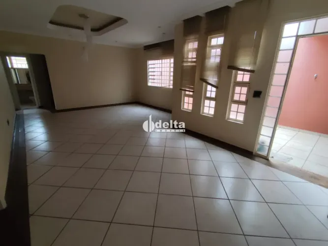 Casa residencial com 3 quartos sendo 1 suíte disponível para locação no bairro Cazeca em U