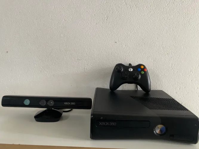 Xbox 360 com controle com o kinect e com gta V