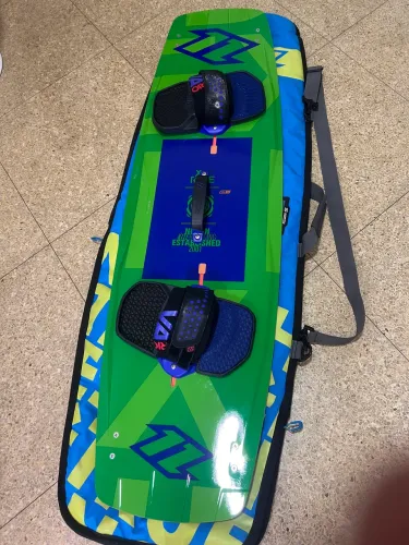 Prancha Kitesurf North X-Ride NOVA + Capa Acolchoada North + Pads e Quilhas