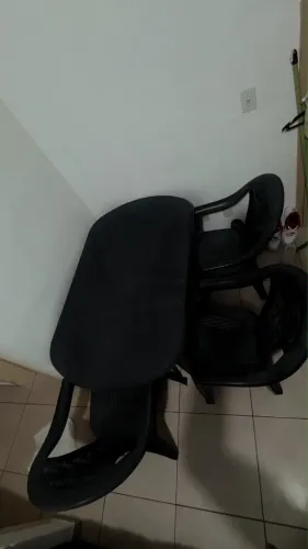Vendo mesa desmontável 1,4 X 0,80 + 4 cadeiras plásticas