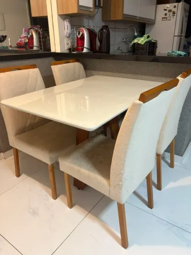 Mesa de jantar com tampo de vidro e 4 cadeiras.
