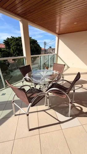 Mesa com cadeira