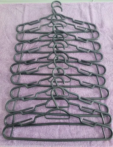 Cabides pretos (10) e vermelhos (07)