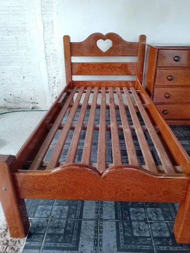 Cama de solteiro em madeira Massaranduba