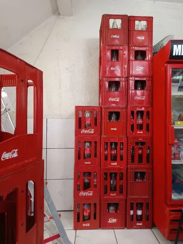 Vazilhames com os cascos de (coca cola)1litro.