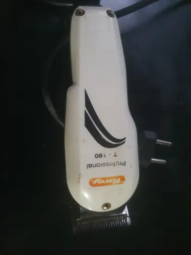Maquina de cortar cabelo usada funcionando