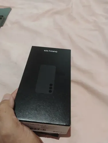 Na caixa com Nota fiscal S24 256gb 5G NFC