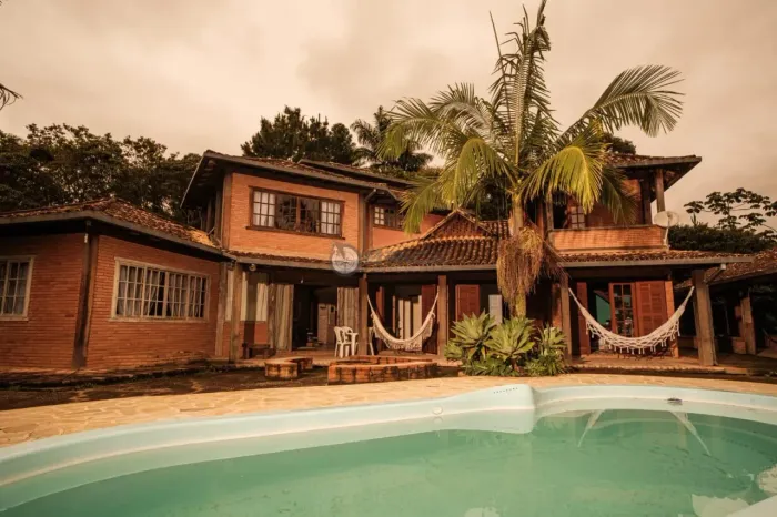 Casa em condomínio com 4 suítes para locação em Albuquerque - Teresópolis/RJ.