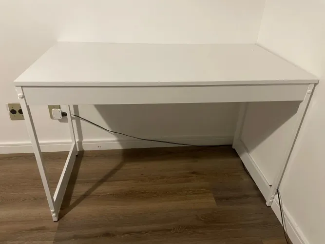 Escrivaninha branca em excelente estado  (115cm x 60cm x 75cm) 