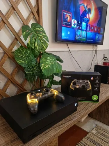 XBOX ONE X 1TB 4K + CONTROLE ORIGINAL KALEID FLUX NOVO - COMPLETO