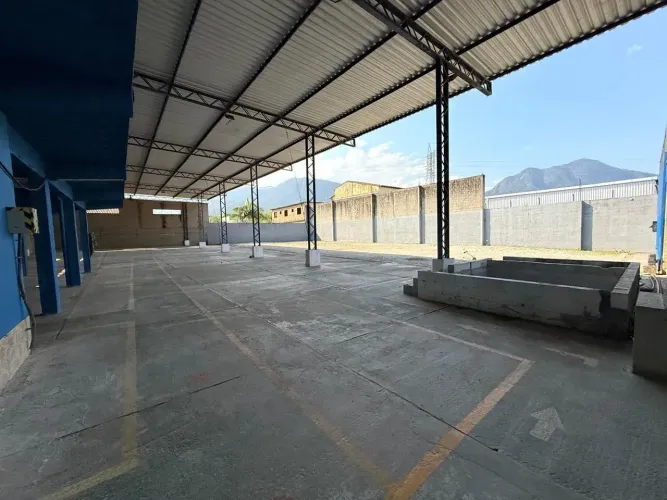 MRImóveis vende/aluga galpão com 1.500 m², localizado a poucos metros da BR-101, em Mangar