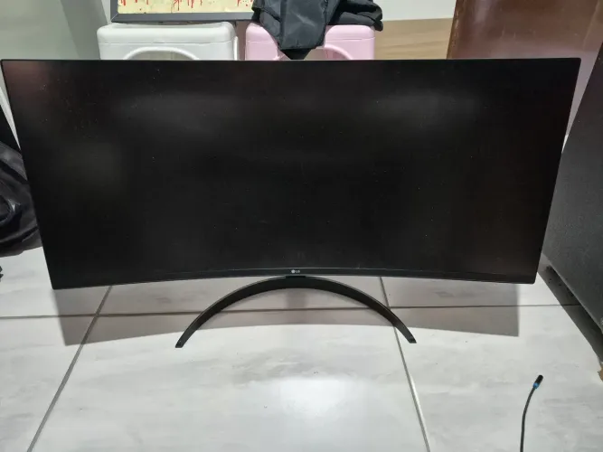 Monitor LG Ultra Wide 34 polegas curvo com defeito no display