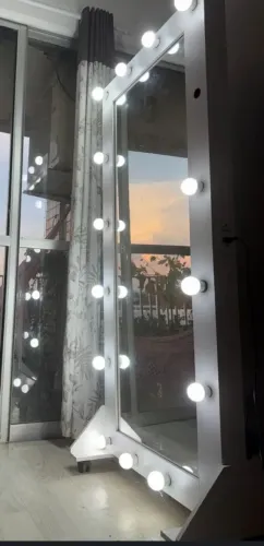 Penteadeira camareira com 17 luzes todas funcionando e tomada embutida perfeito para maqui