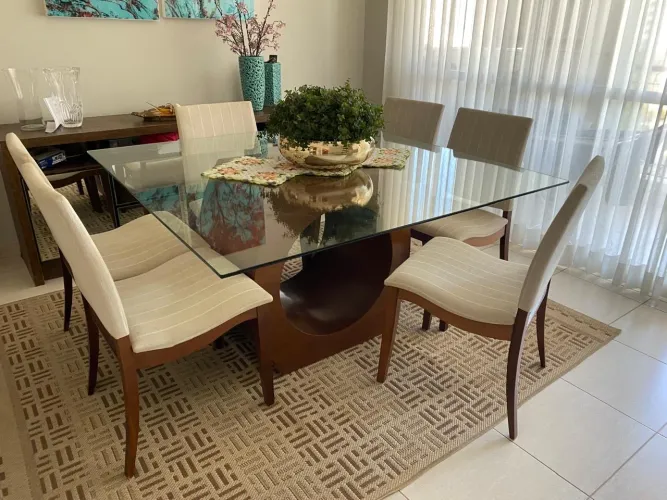 MESA QUADRADA COM SEIS CADEIRAS