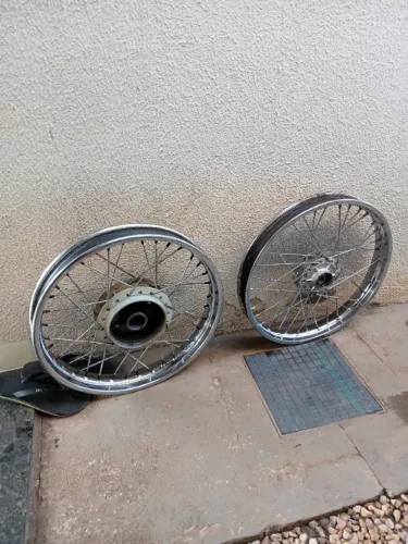 Roda raiada a disco dianteira 