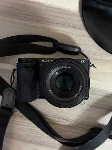 Sony a6500 + 50 mm 1.8 e acessórios.
