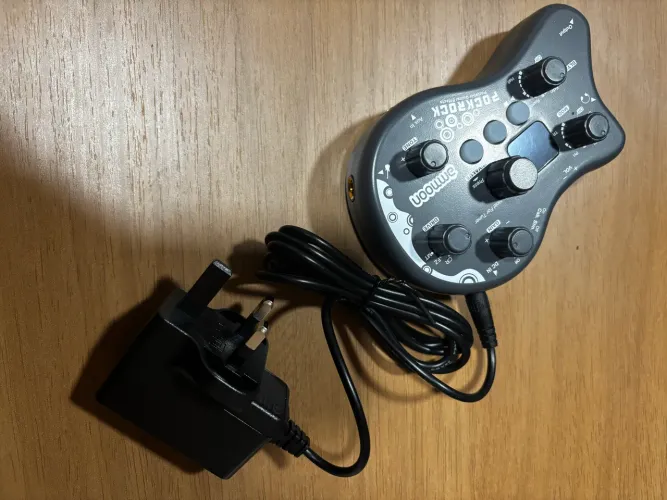 Pedaleira Multiefeitos Ammoon PockRock Portátil Com Ritmos Bateria e Fonte 