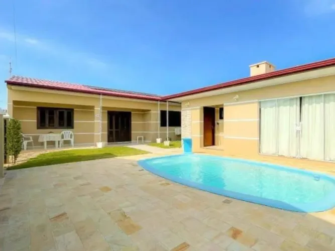 Linda casa com piscina e a 150 metros do mar na praia Rosa do Mar