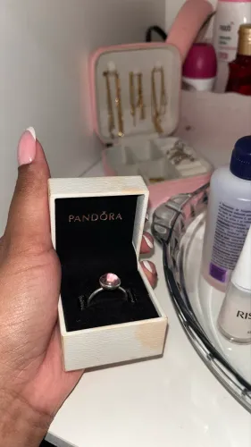 Anel Solitário Pandora Gota Poética Rosa + Aliança Masculina Brinde