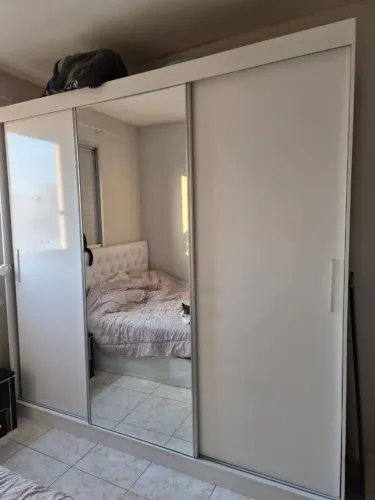 Guarda-Roupa 3 Portas de Correr com Espelho - Ótimo Estado