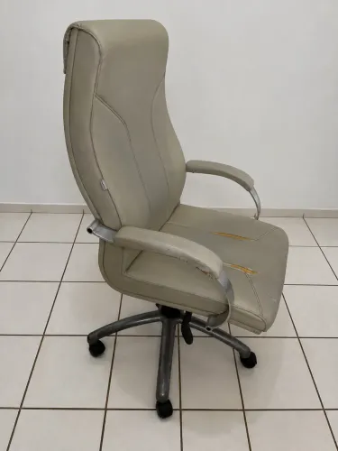 Cadeira Presidente - couro na cor creme - por R$250,00