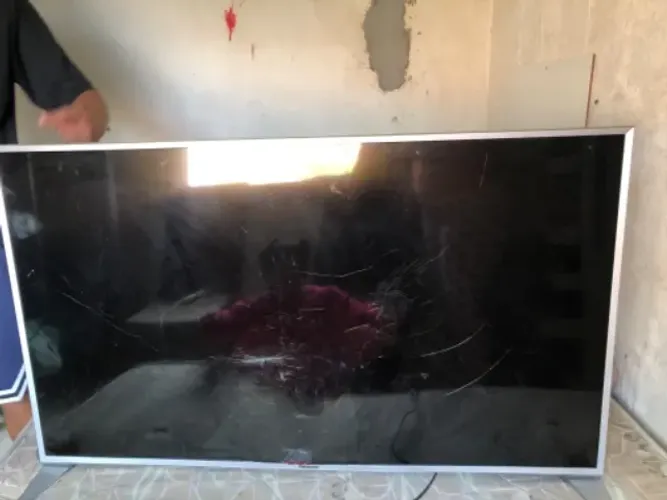 ? VENDO TV PANASONIC PARA RETIRADA DE PEÇAS! Tela trincada e vazada. Ideal para quem tra