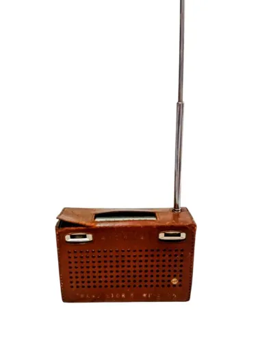 Antigo rádio Hitachi japonês transistor 8 WH 822 H funcionando