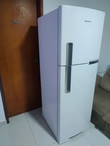 Geladeira Frost Free semi nova 375 litros 220 volts funcionando perfeitamente