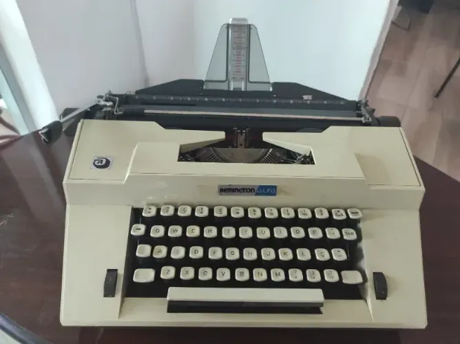 Maquina de escrever Remington 150
